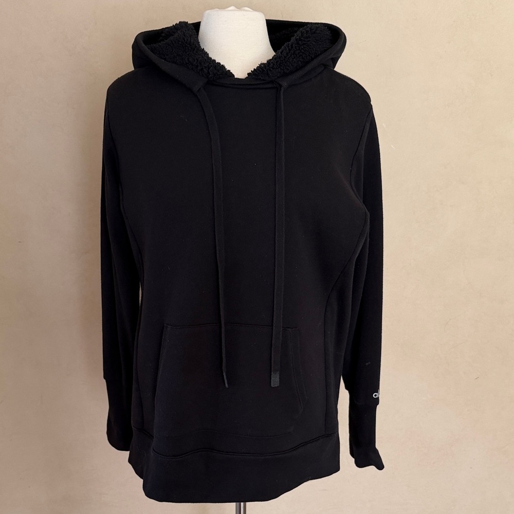 ALO Yoga Women’s Black Sherpa-Lined Crewneck Hoodie